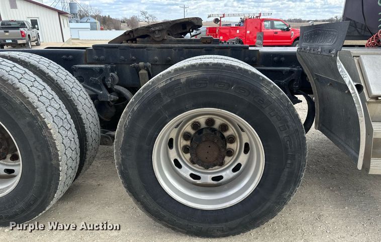 image for item DV0733 2007 Peterbilt  386 semi truck