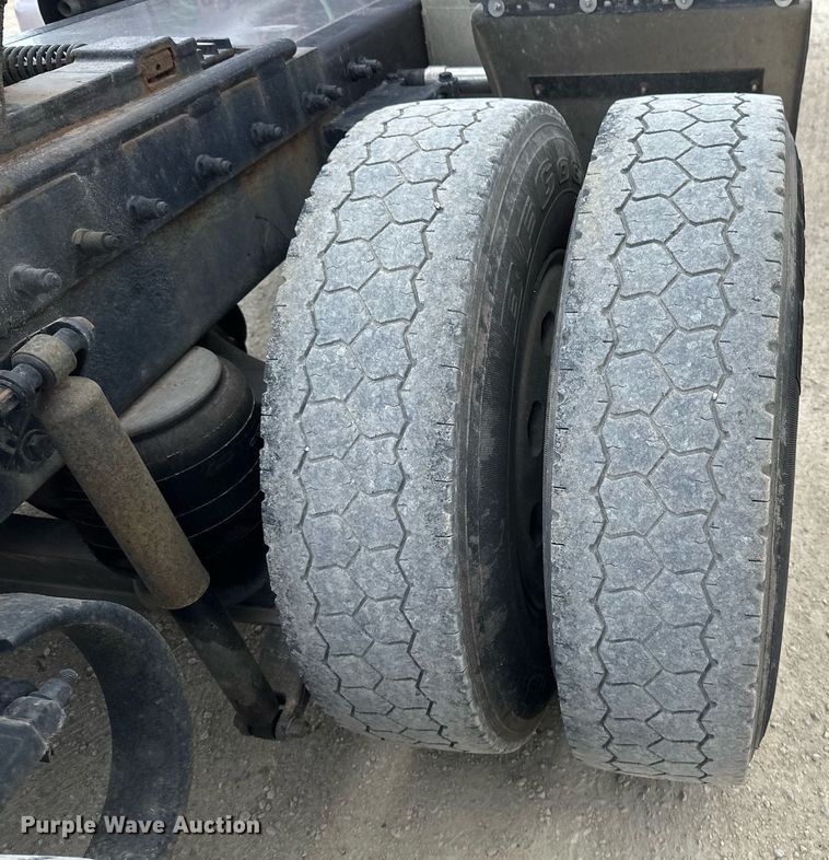 image for item DV0733 2007 Peterbilt  386 semi truck