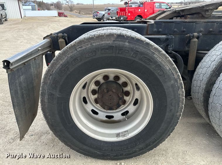 image for item DV0733 2007 Peterbilt  386 semi truck