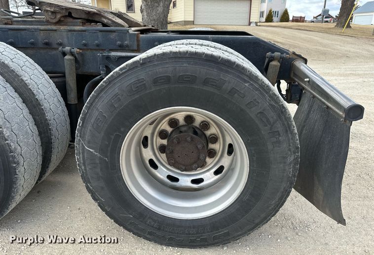 image for item DV0733 2007 Peterbilt  386 semi truck