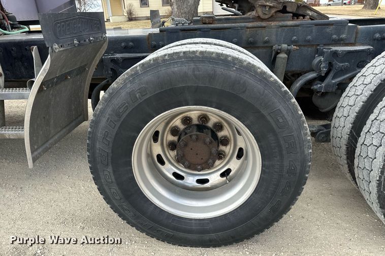 image for item DV0733 2007 Peterbilt  386 semi truck