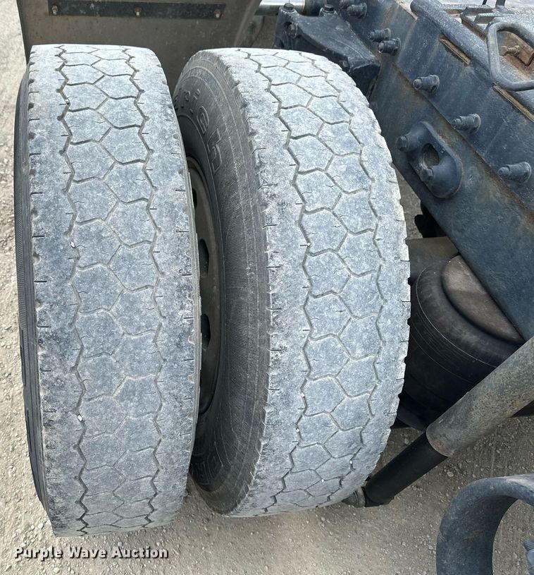 image for item DV0733 2007 Peterbilt  386 semi truck