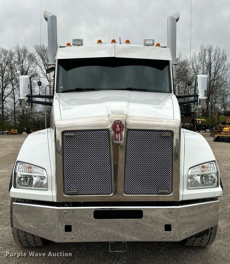 image for item DV1878 2021 Kenworth T880 semi truck