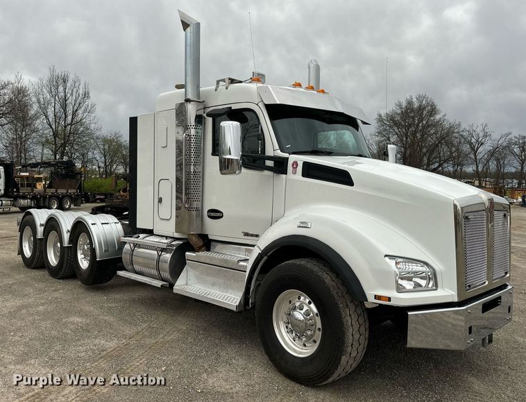 image for item DV1878 2021 Kenworth T880 semi truck