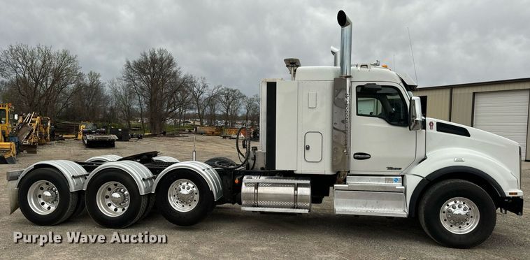 image for item DV1878 2021 Kenworth T880 semi truck