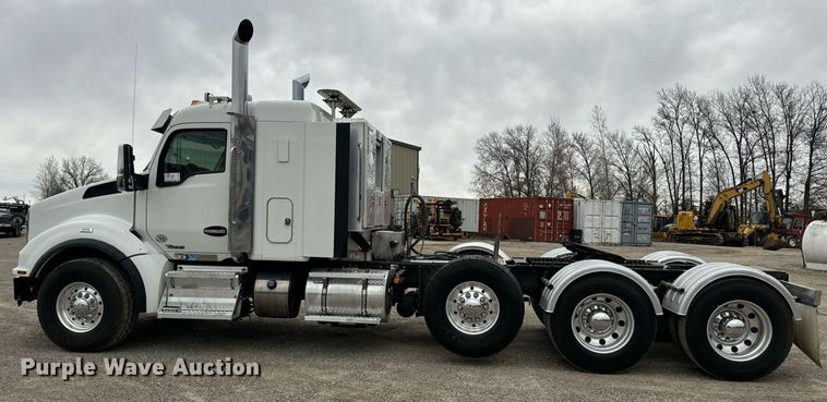 image for item DV1878 2021 Kenworth T880 semi truck