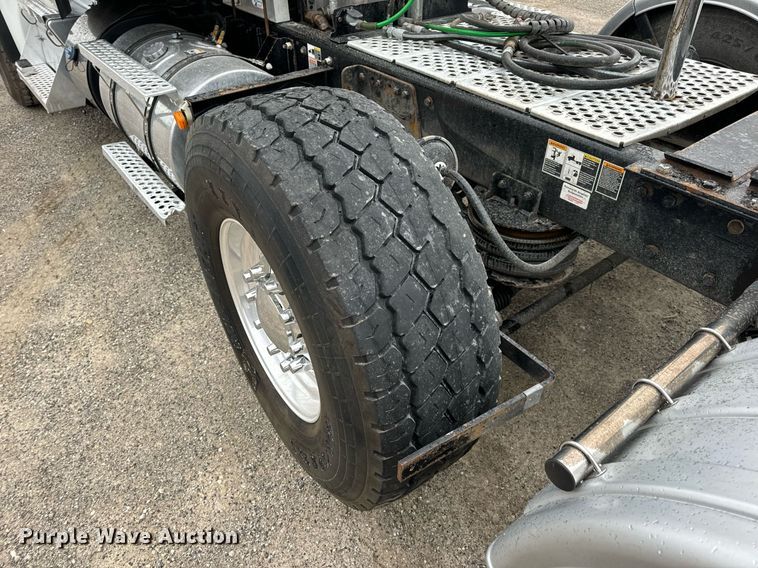 image for item DV1878 2021 Kenworth T880 semi truck