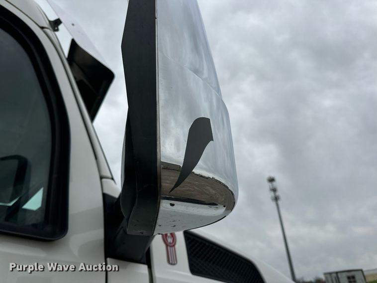 image for item DV1878 2021 Kenworth T880 semi truck