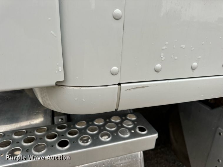 image for item DV1878 2021 Kenworth T880 semi truck