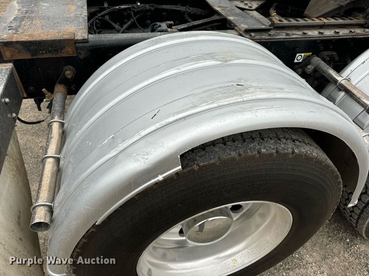 image for item DV1878 2021 Kenworth T880 semi truck