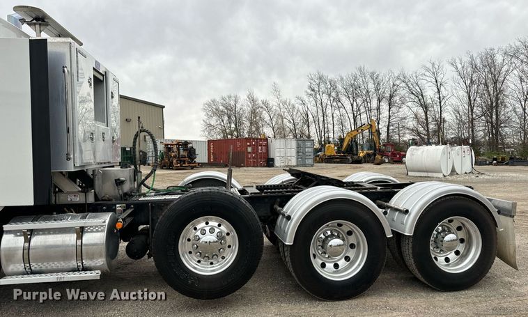 image for item DV1878 2021 Kenworth T880 semi truck