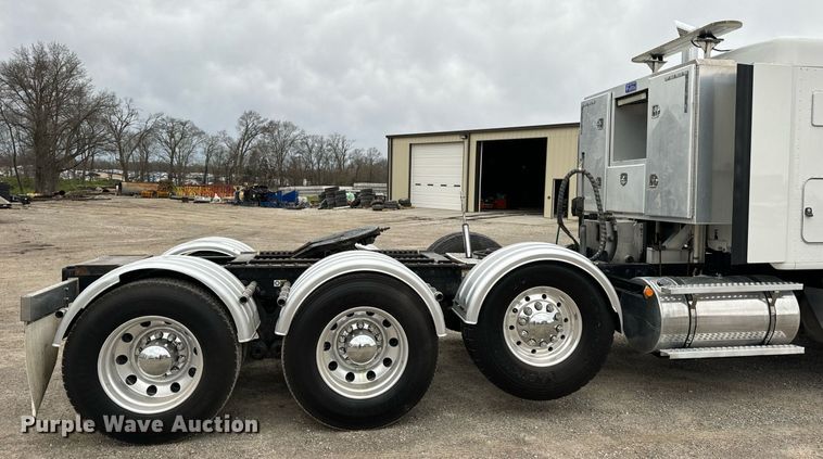 image for item DV1878 2021 Kenworth T880 semi truck