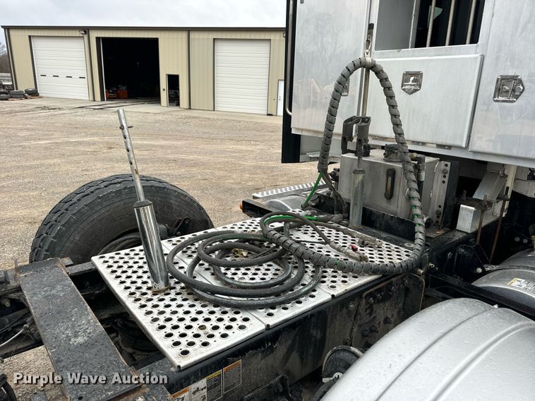 image for item DV1878 2021 Kenworth T880 semi truck