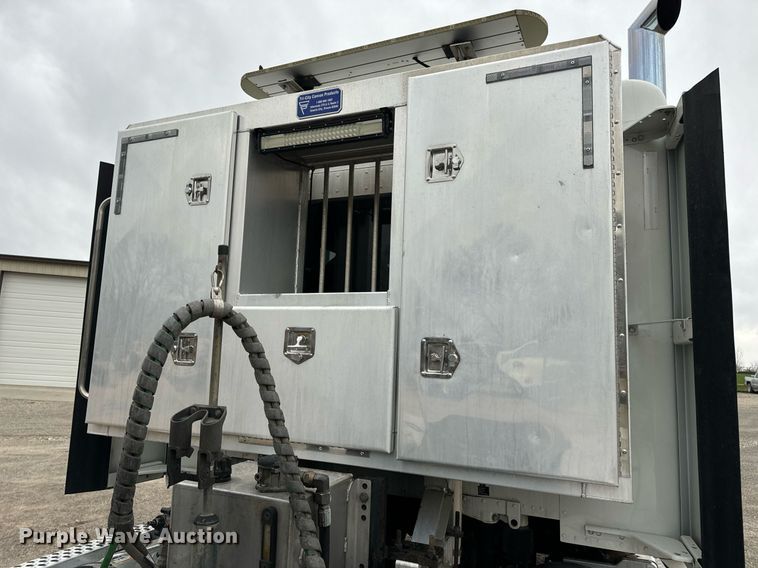 image for item DV1878 2021 Kenworth T880 semi truck