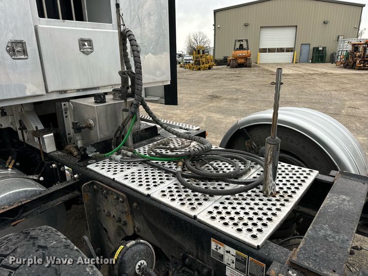 image for item DV1878 2021 Kenworth T880 semi truck