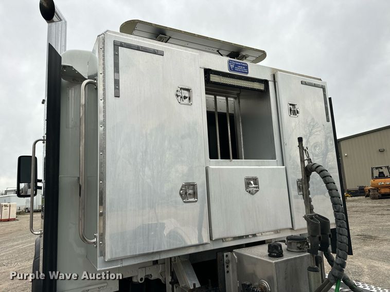 image for item DV1878 2021 Kenworth T880 semi truck