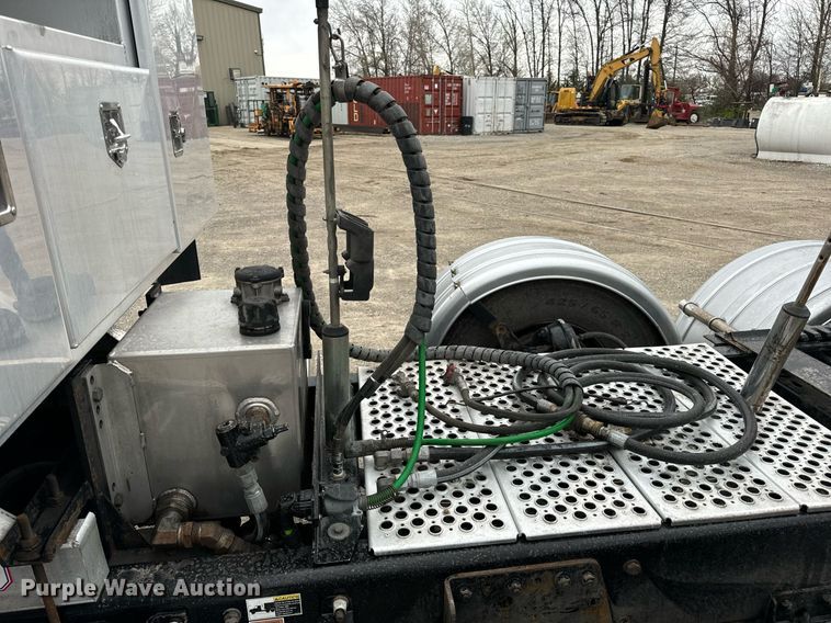 image for item DV1878 2021 Kenworth T880 semi truck