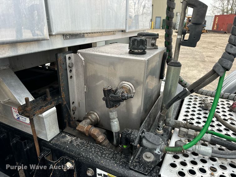 image for item DV1878 2021 Kenworth T880 semi truck