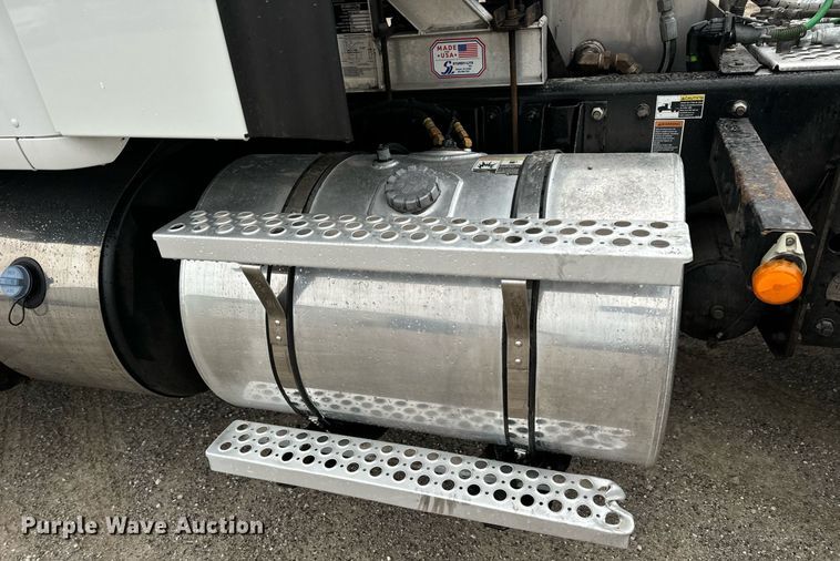 image for item DV1878 2021 Kenworth T880 semi truck