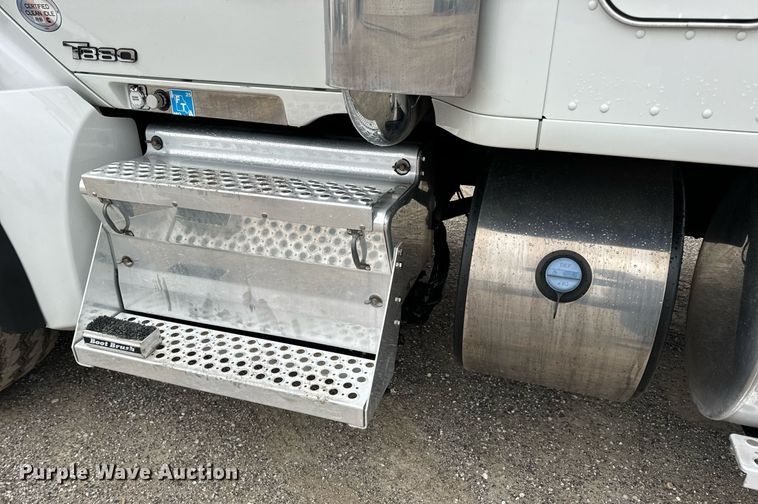 image for item DV1878 2021 Kenworth T880 semi truck