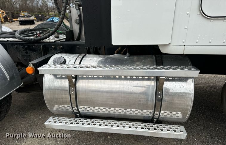 image for item DV1878 2021 Kenworth T880 semi truck