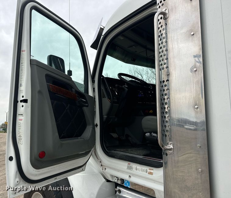 image for item DV1878 2021 Kenworth T880 semi truck