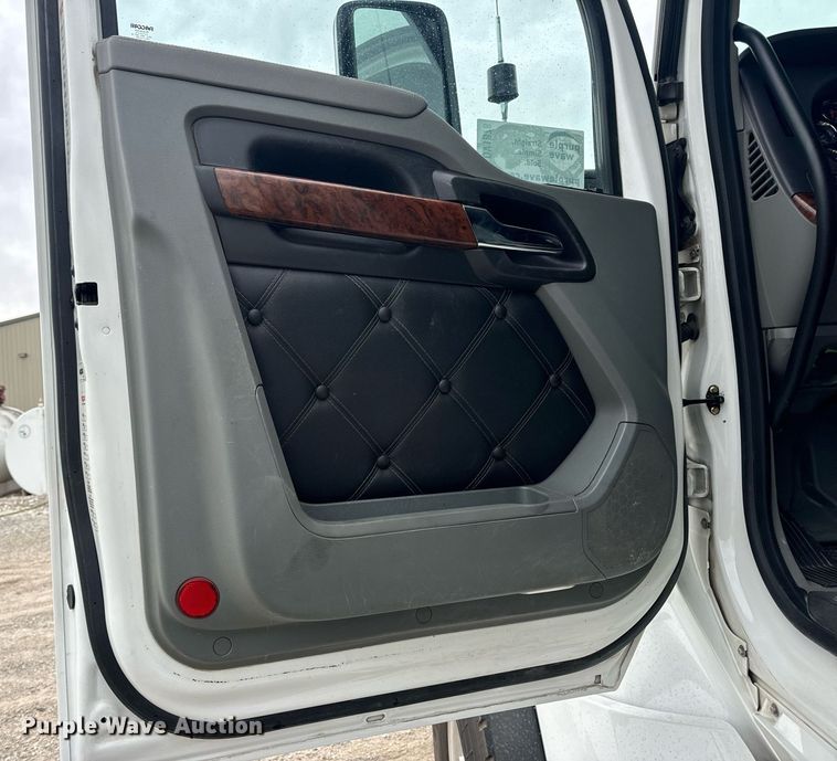 image for item DV1878 2021 Kenworth T880 semi truck