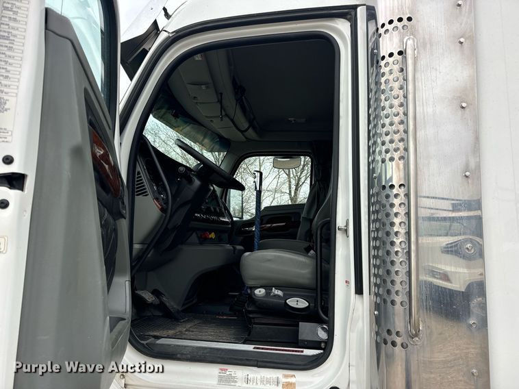 image for item DV1878 2021 Kenworth T880 semi truck