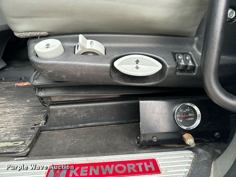 image for item DV1878 2021 Kenworth T880 semi truck