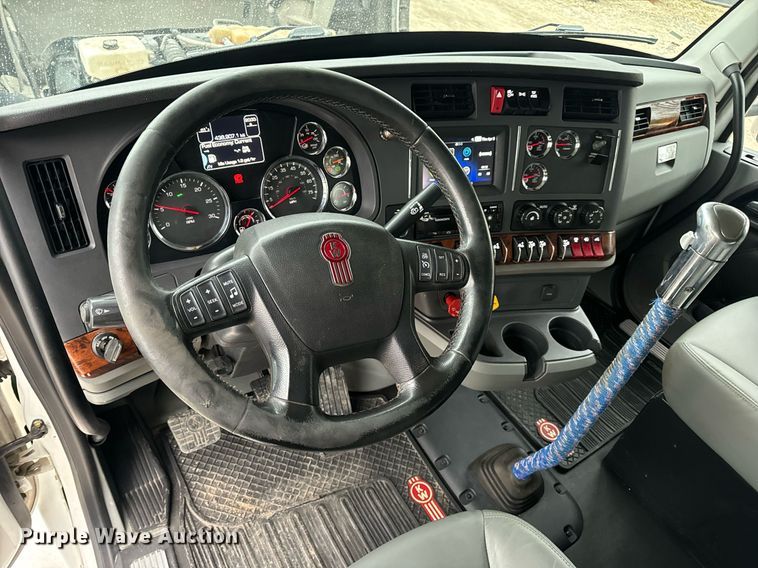 image for item DV1878 2021 Kenworth T880 semi truck
