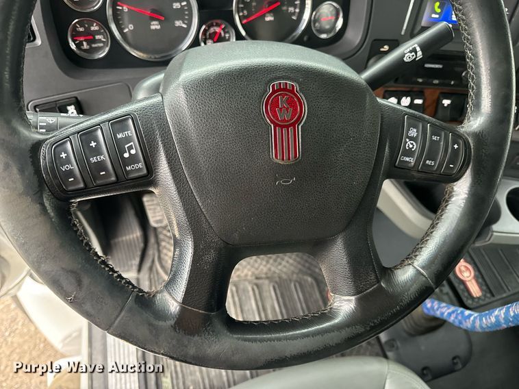 image for item DV1878 2021 Kenworth T880 semi truck