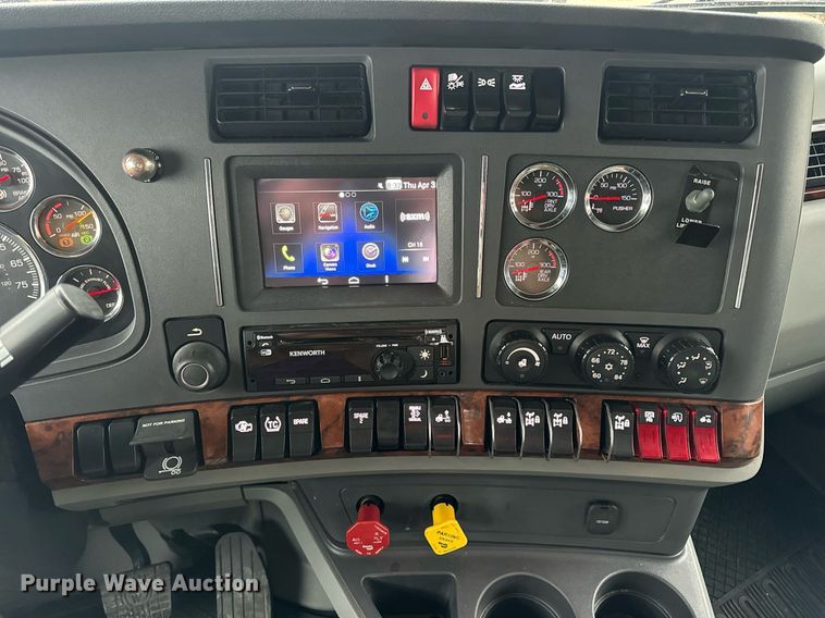 image for item DV1878 2021 Kenworth T880 semi truck