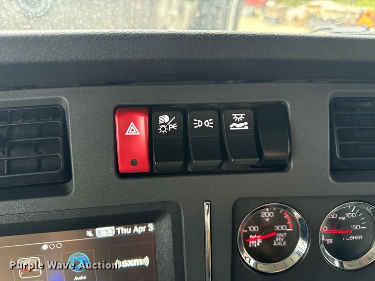 image for item DV1878 2021 Kenworth T880 semi truck