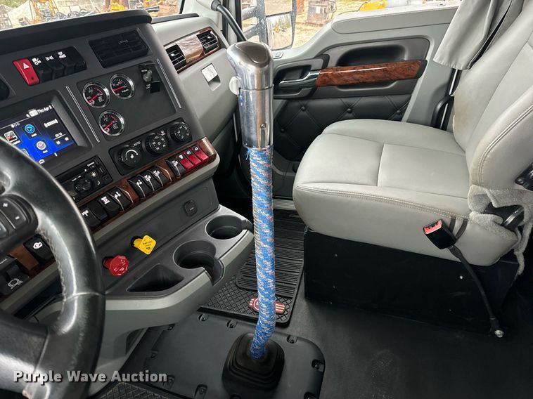 image for item DV1878 2021 Kenworth T880 semi truck
