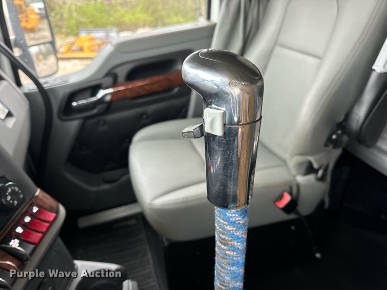 image for item DV1878 2021 Kenworth T880 semi truck