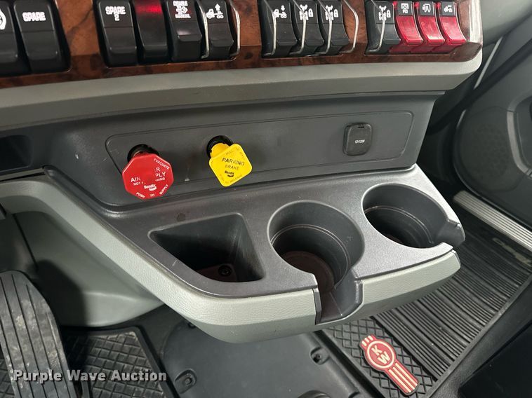 image for item DV1878 2021 Kenworth T880 semi truck