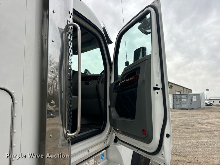 image for item DV1878 2021 Kenworth T880 semi truck