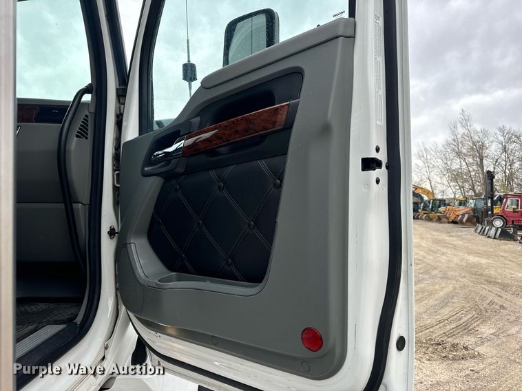 image for item DV1878 2021 Kenworth T880 semi truck