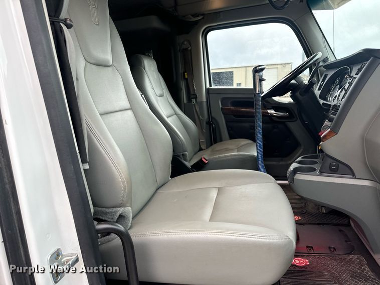 image for item DV1878 2021 Kenworth T880 semi truck