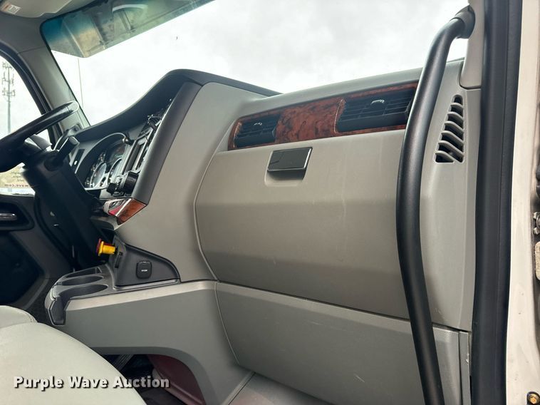 image for item DV1878 2021 Kenworth T880 semi truck