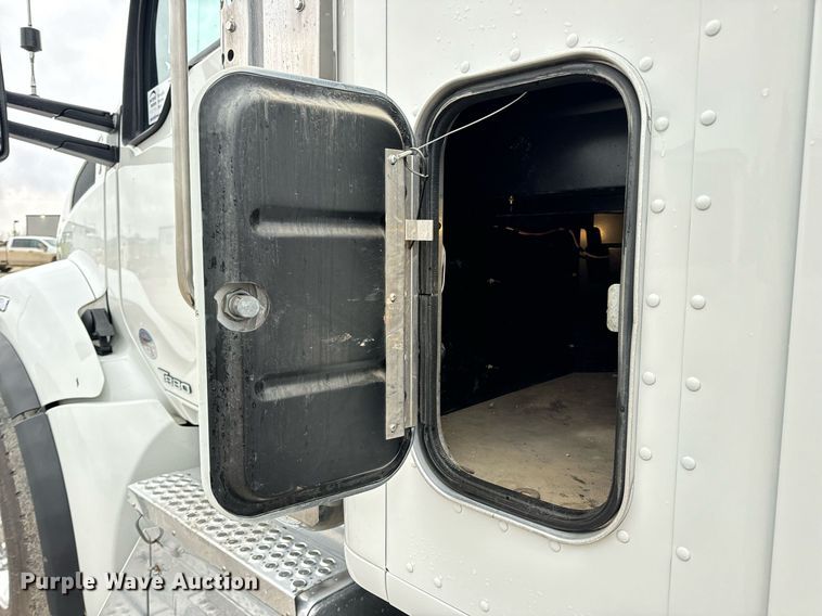 image for item DV1878 2021 Kenworth T880 semi truck