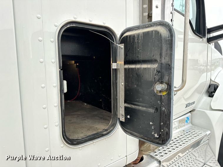 image for item DV1878 2021 Kenworth T880 semi truck