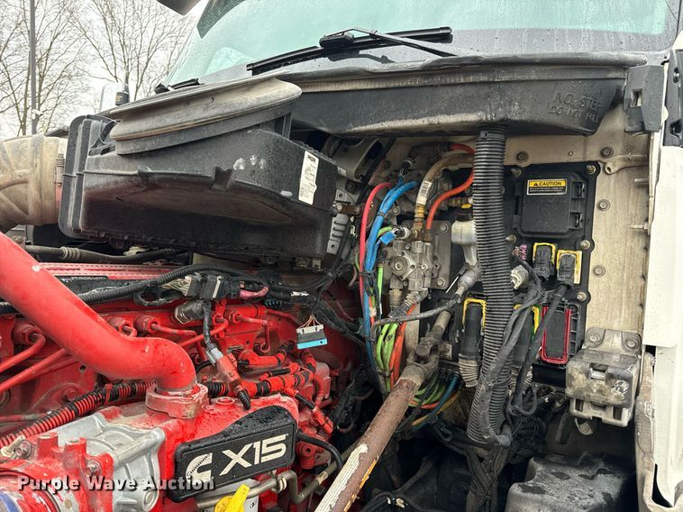 image for item DV1878 2021 Kenworth T880 semi truck