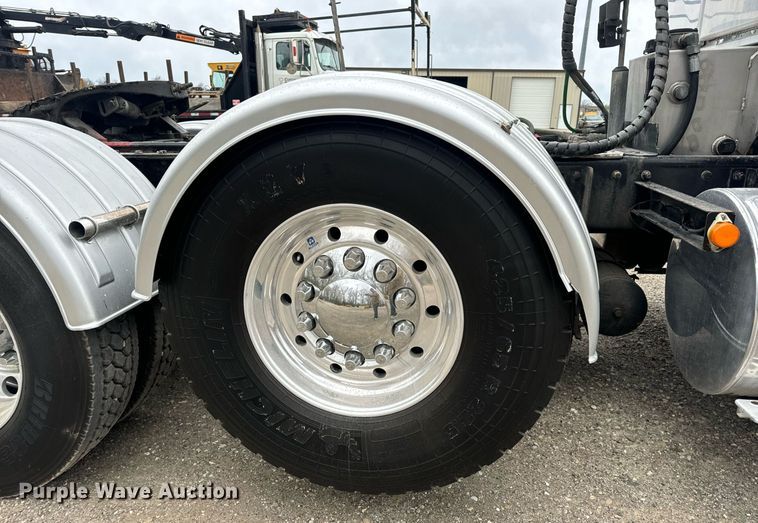 image for item DV1878 2021 Kenworth T880 semi truck