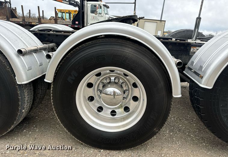 image for item DV1878 2021 Kenworth T880 semi truck