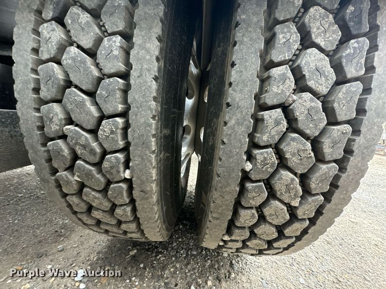 image for item DV1878 2021 Kenworth T880 semi truck