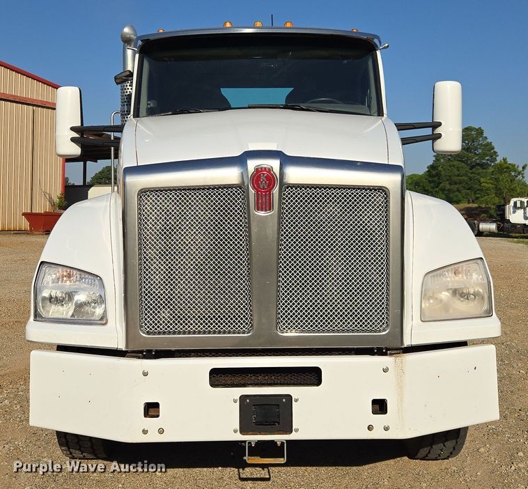 image for item DW8698 2018 Kenworth T880 semi-truck