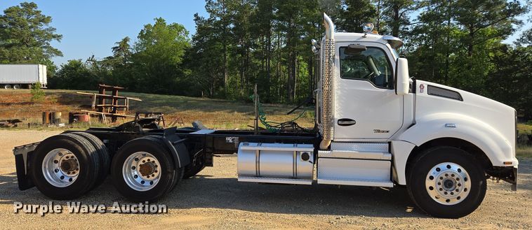 image for item DW8698 2018 Kenworth T880 semi-truck