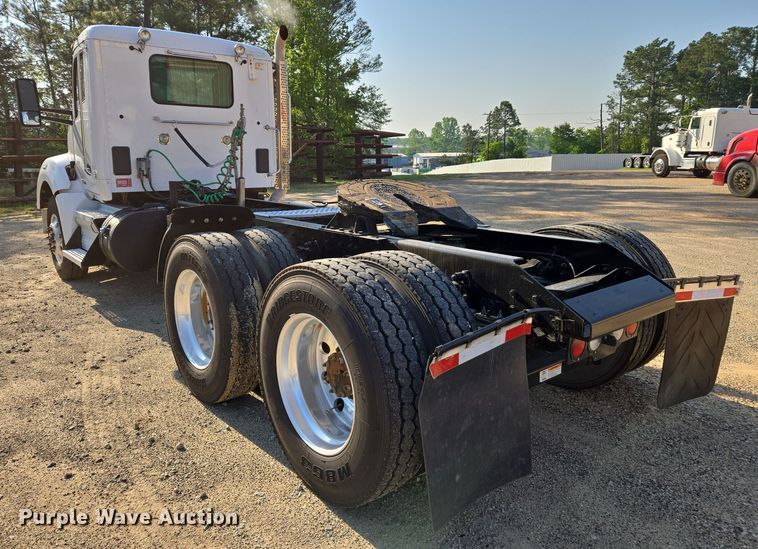 image for item DW8698 2018 Kenworth T880 semi-truck