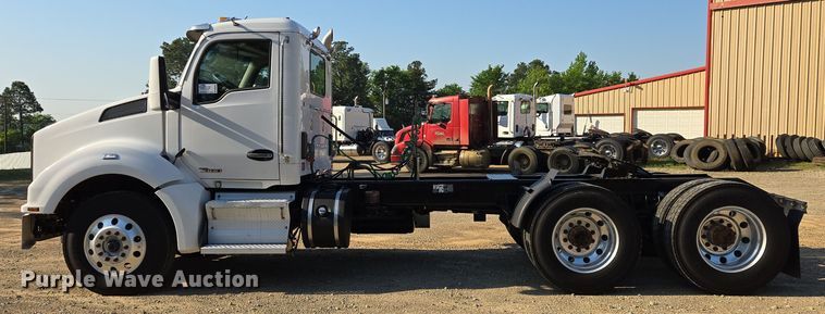 image for item DW8698 2018 Kenworth T880 semi-truck